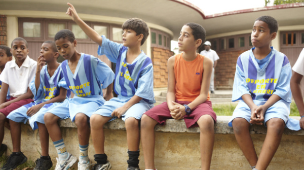 Sportprojekt Zunzún: Jungen im Sportprojekt-Trikot sitzen auf einer Mauer